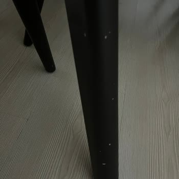 Mona Sandalye Kumaşı Leke Tutmaya Aşırı Hassas Ve Ayaklar Hızlı Soyuluyor