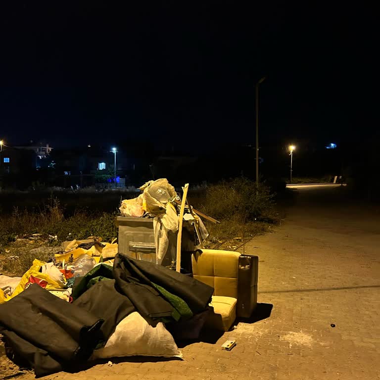 Karaburun Mahallesinde Yetersiz Çöp Konteyneri Ve Çevre Kirliliği