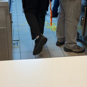 Burger King Bağdat Caddesi Şubesinde Hijyen Ve Personel Davranışlarıyla İlgili Şikayet