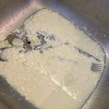 İzmir Büyükşehir Belediyesi Süt Kuzusu’ndan Bozulmuş Süt Teslimatı