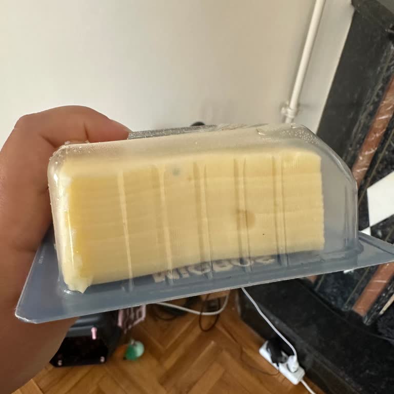 Migros’tan Küflü Peynir Ve Çöp Arama Zorlaması