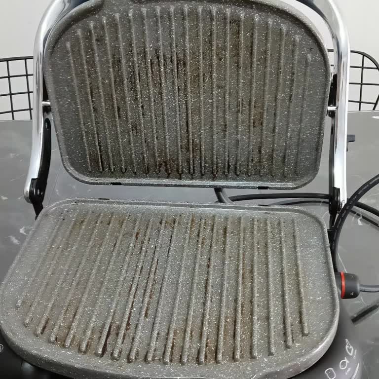 Korkmaz Servisinde Paslı Ve Kirli Tost Makinesi Plakaları Ücretsiz Değiştirilmedi