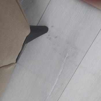 Trendyol’da Aldığım Koltuk Ayakları Laminant Zeminde Siyah Çizikler Bırakıyor