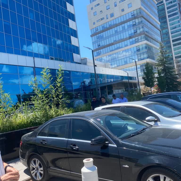 Boş Otoparkta Zorunlu Vale Hizmeti Ve Ücret Talebi