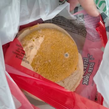 Küflü Tavuk Burger Ve Çalışanların İlgisiz Davranışı