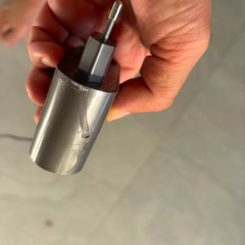 Dyson Adaptörünün Aşırı Isınması Nedeniyle Çatlaması Kullanıcı Hatası Olarak Sunuldu