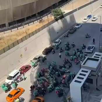 Uber Kuryelerinin Motosikletleri Site Girişini Tıkıyor Ve Güvenliği Tehdit Ediyor