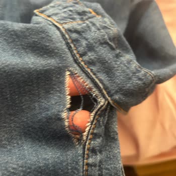 Mavi Kot Elbisede Hızlı Kumaş Yırtılması Ve Değişim Talebi