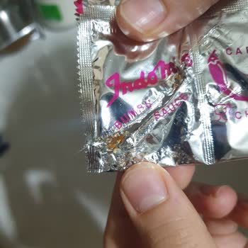 İndomie Noodle Baharat Poşeti Yırtık Ve Boş