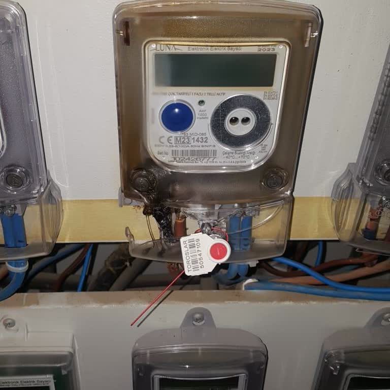 Evin Güvenliği İçin Acil Sayaç Kontrolü Ve Elektrik Kesintisinin Hızlı Çözümü