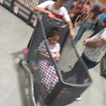Alışveriş Arabalarının Kargaşası Ve Personelin Soğuk Tutumu