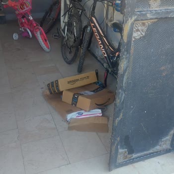 Kolay Gelsin Tarafından Dış Kapıya Yırtık Kutu Bırakılması