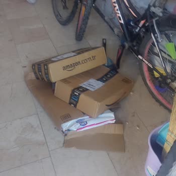 Kolay Gelsin Tarafından Dış Kapıya Yırtık Kutu Bırakılması