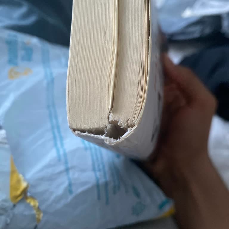 Hasarlı Kitap Teslim Edildi, İade Süreci Belirsiz
