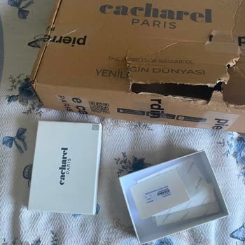 Cacharel Boş Kutu Ve Yırtık Paket Teslimatı