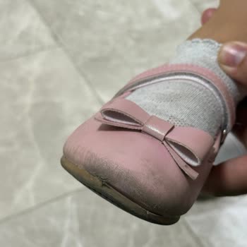 Kısa Sürede Renk Solması Ve Taban Ayrılmasıyla Ayıplı Çocuk Ayakkabısı