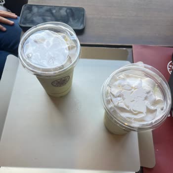 Uygun Kapak Eksikliği Nedeniyle Smoothie'nin Dışarı Fışkırması Ve Kalitesiz Servis