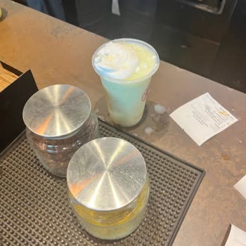 Uygun Kapak Eksikliği Nedeniyle Smoothie'nin Dışarı Fışkırması Ve Kalitesiz Servis