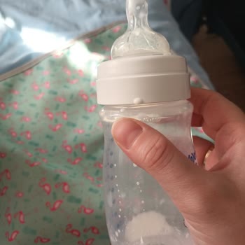 Ve Baby Yenidoğan Biberonu Sızdırıyor Ve Bebeğin Üzerini Islatıyor