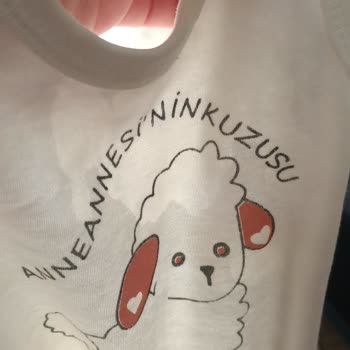 Ve Baby Yenidoğan Biberonu Sızdırıyor Ve Bebeğin Üzerini Islatıyor