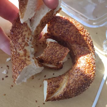 Metro Çıkışındaki Halk Ekmek Büfesinde Satılan Bayat Simit