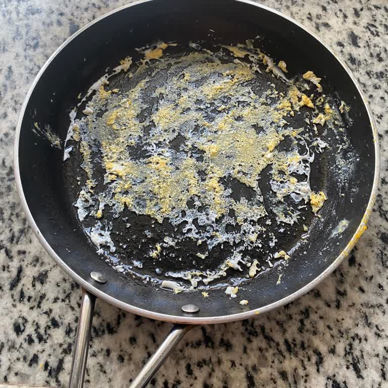 Karaca Tava Yapıştırıyor