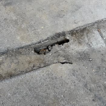 Açık Çukur Nedeniyle Telefon Hasarı Ve Hayati Tehlike