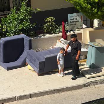 Pendik Sırdaş Sokakta Çöp Kutusu Eksikliği Ve Erken Saat Gürültüsü