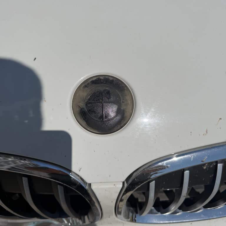 BMW X1 Ön Kaput Logosunun Kendiliğinden Uçması Ve Ücretsiz Parça Değişimi Talebi