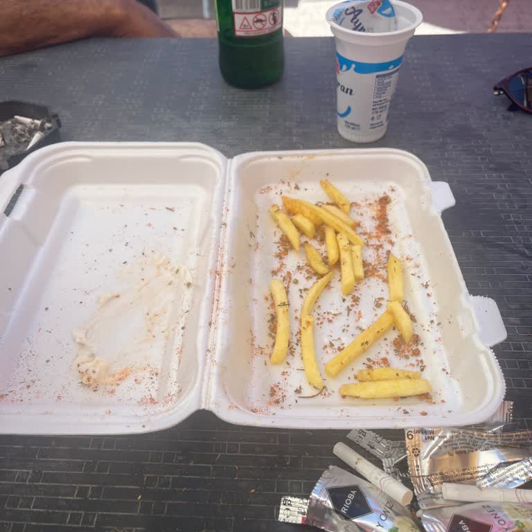 Pissa Plajı’nda Kırık Şezlonglar, Kirli Tuvaletler Ve Yetersiz Büfe