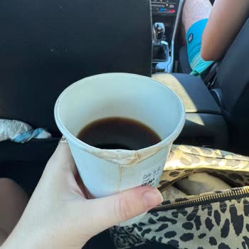 Starbucks Sıcak Kahve Bardağı Eridi, Araç İçinde Güvenlik Tehlikesi