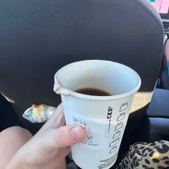 Starbucks Sıcak Kahve Bardağı Eridi, Araç İçinde Güvenlik Tehlikesi