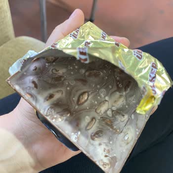 Ülker Antep Fıstıklı Sütlü Çikolata’da Bozulmuş Görünüm Ve Tat