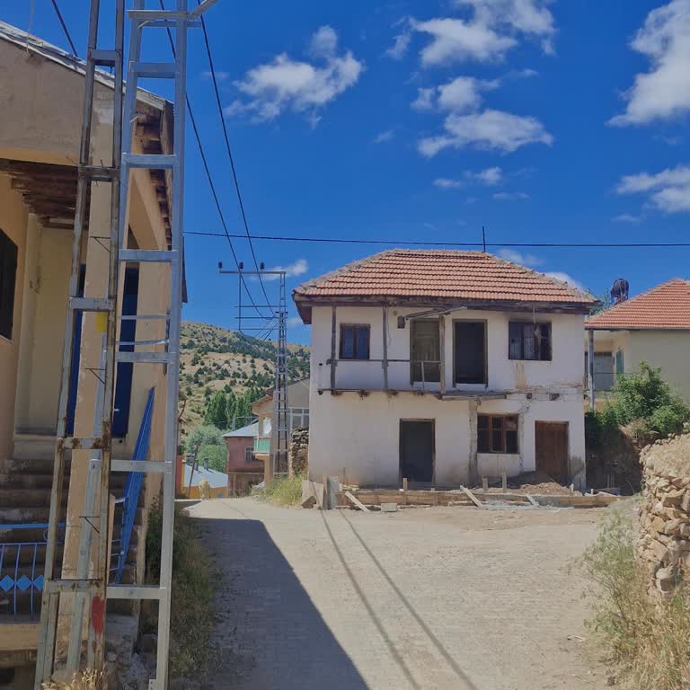 Köy Yollarını Kapatan Elektrik Direkleri Acil Çözüm Bekliyor