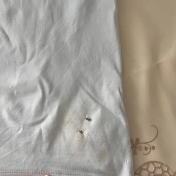İlk Yıkamada Delik Açan Tişört Ve Çözüm Bulamayan Mağaza Yetkilisi
