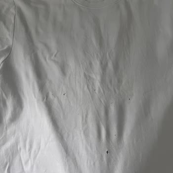 İlk Yıkamada Delik Açan Tişört Ve Çözüm Bulamayan Mağaza Yetkilisi