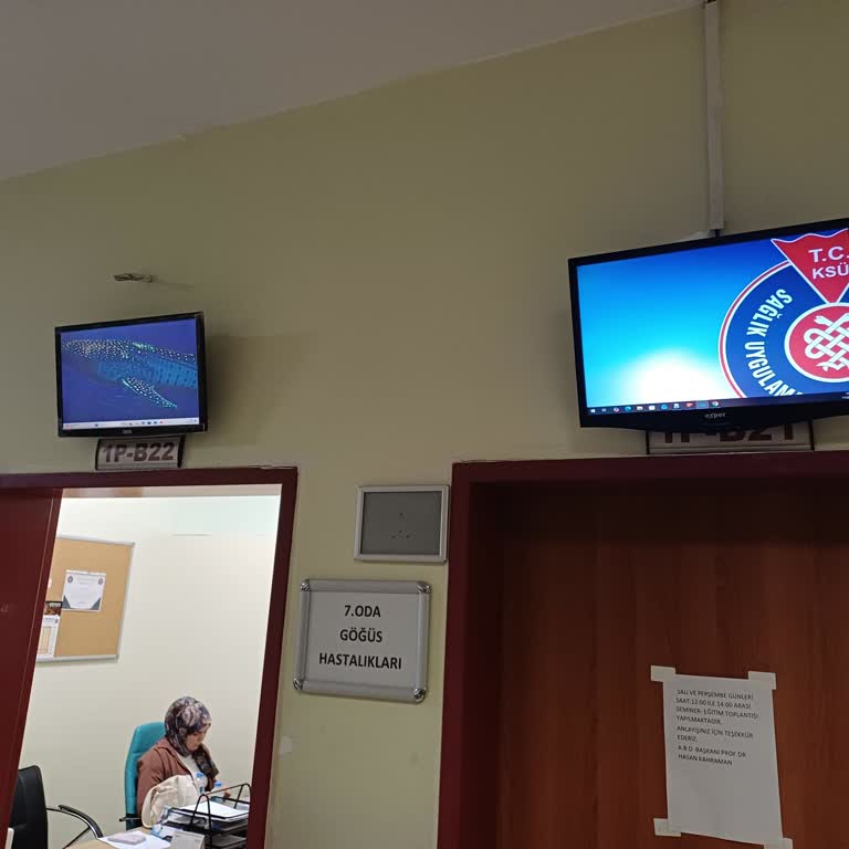 Poliklinik Sıra Ekranları Çalışmıyor, Hastalar Kapı Önünde Sıkışıyor