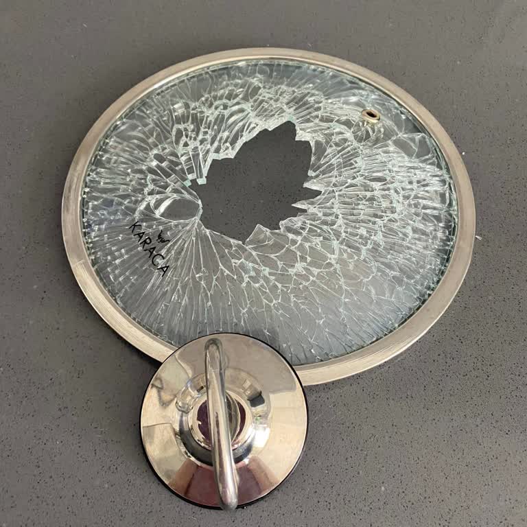 Karaca Bio Granit Steel Plus Tencere Setinin İki Cam Kapağı Da Kendi Kendine Patladı