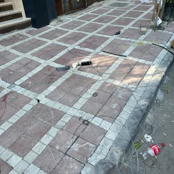 TurkNet’in Çalışması Sonrası Sokakta Kablolar Ve Çöpler Güvenlik Riski Görüntü Kirliliği Yaratıyor