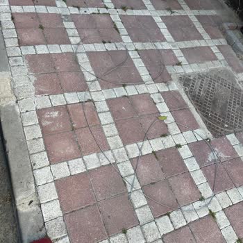 TurkNet’in Çalışması Sonrası Sokakta Kablolar Ve Çöpler Güvenlik Riski Görüntü Kirliliği Yaratıyor