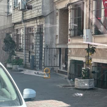 Mahalle Sokakları Ve Kaldırımlarındaki İzinsiz Engeller İçin Acil Belediye Müdahalesi Talebi