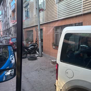 Mahalle Sokakları Ve Kaldırımlarındaki İzinsiz Engeller İçin Acil Belediye Müdahalesi Talebi