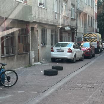 Mahalle Sokakları Ve Kaldırımlarındaki İzinsiz Engeller İçin Acil Belediye Müdahalesi Talebi