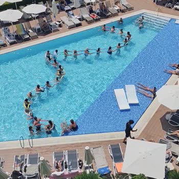 Yosunlu Pis Deniz Ve Küçük Kalabalık Havuzla Tatil Kabusu