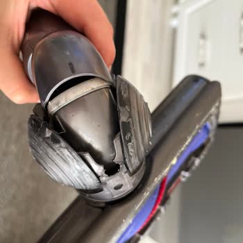 Garanti Altındaki Dyson V15 Süpürgemde Tekrarlayan Sallanma Ve Hasarlı Başlıklar İçin Çözüm Talebi
