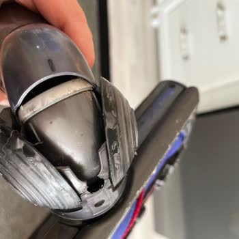 Garanti Altındaki Dyson V15 Süpürgemde Tekrarlayan Sallanma Ve Hasarlı Başlıklar İçin Çözüm Talebi