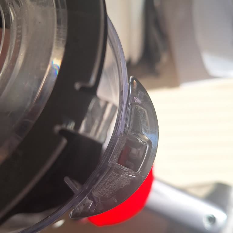 Dyson V10 Toz Haznesi Kapağındaki Plastik Parça Kırıldı, Garanti Desteği Yok