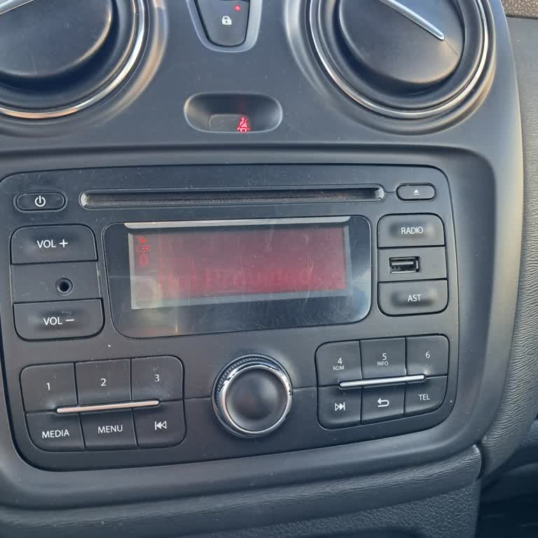 Dacia Dokker Radyo Ekranı Sıcak Havada Silikleşiyor Ve Kullanılamaz Duruma Geliyor