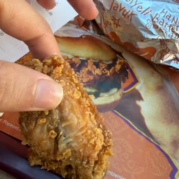 Popeyes Pendorya Şubesinde Tavuk Kanatında Tüy Sorunu