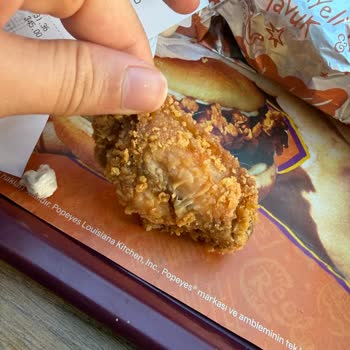 Popeyes Pendorya Şubesinde Tavuk Kanatında Tüy Sorunu
